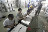 Petugas mempersiapkan logistik Pilkada di Gudang Logistik KPU Kabupaten Bogor, Cibinong, Bogor, Jawa Barat, Jumat (22/6). Sejumlah item logistik coblosan mulai dari kotak suara, surat suara, bilik, tinta, sampul, formulir, template dan lainnya mulai dikirim bertahap oleh KPU setempat untuk persiapan digelarnya pilkada serentak pada 27 Juni mendatang. ANTARA JABAR/Yulius Satria Wijaya/agr/18.