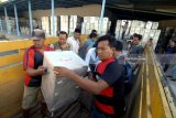 Pekerja menaikkan kotak suara ke atas truk saat pendistribusian logistik Pilbup dan Pilgub Jatim, di Gudang KPU Pamekasan, Jawa Timur, Minggu (24/6). Logistik tersebut didistribusikan ke 189 desa dari 13 kecamatan dengan total 1.583 TPS. Antara Jatim/Saiful Bahri/18