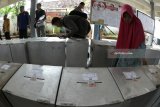 Petugas memeriksa kotak suara berisi logistik Pilkada Kota Madiun dan Pilgub Jatim yang didistribusikan di kawasan Nambangan Lor, Madiun, Jawa Timur, Senin (25/6). KPU Kota Madiun mendistribusikan logistik Pilkada ke Panitia Pemungutan Suara di 27 kelurahan sebelum didistribusikan ke 310 TPS untuk digunakan saat Pilkada serentak 27 Juni mendatang. Antara Jatim/Fikri Yusuf/zk/18