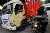 Polisi mengawal truk pembawa kota suara berisi logistik Pilkada yang akan didistribusikan ke sejumlah kelurahan di Kota Kediri, Jawa Timur, Selasa (26/6). KPU daerah setempat pada H-1 Pilkada mendistribusikan logistik Pilkada ke tingkat Kelurahan dan baru akan distribusikan ke tempat pemungutan suara (TPS) masing-masing pada 27 Juni pagi hari sebelum pemungutan suara berlangsung guna memudahkan pengamanan. Antara jatim/Prasetia Fauzani/zk/18