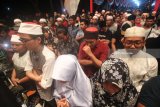 Warga berdoa saat acara Doa Bersama dan Deklarasi Pilkada Damai di Surabaya, Jawa Timur, Selasa (26/6). Kegiatan yang diselenggarakan KPU Daerah Jawa Timur tersebut agar Pilkada Jawa Timur 2018 berjalan guyub, rukun dan damai. Antara Jatim/Moch Asim/zk/18