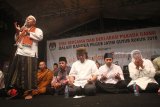 Pasangan calon Gubernur dan Wakil Gubernur Jawa Timur nomor urut satu Khofifah Indar Parawansa (kanan) dan Emil Elestianto Dardak (kedua kiri) dan budayawan Emha Ainun Najib (ketiga kanan) berdoa saat acara Doa Bersama dan Deklarasi Pilkada Damai di Surabaya, Jawa Timur, Selasa (26/6). Kegiatan yang diselenggarakan KPU Daerah Jawa Timur tersebut agar Pilkada Jawa Timur 2018 berjalan guyub, rukun dan damai. Antara Jatim/Moch Asim/zk/18