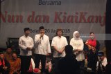 Pasangan calon Gubernur dan Wakil Gubernur Jawa Timur nomor urut satu, Khofifah Indar Parawansa (kedua kanan) dan Emil Elestianto Dardak (kiri), nomor urut dua Saifullah Yusuf (kedua kiri) dan Puti Guntur Soekarno (kanan) serta budayawan Emha Ainun Najib (tengah) membacakan deklarasi pilkada damai saat acara Doa Bersama dan Deklarasi Pilkada Damai di Surabaya, Jawa Timur, Selasa (26/6). Kegiatan yang diselenggarakan KPU Daerah Jawa Timur tersebut agar Pilkada Jawa Timur 2018 berjalan guyub, rukun dan damai. Antara Jatim/Moch Asim/zk/18