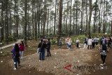 Pengunjung menikmati suasana alam di kawasan Ecowisata Orchid Forest Cikole, Lembang, Kabupaten Bandung Barat, Jawa Barat, Sabtu (16/6). Libur Lebaran dimanfaatkan warga untuk berwisata bersama keluarga di taman bermain bernuansa alam. ANTARA JABAR/M Agung Rajasa/agr/18.
