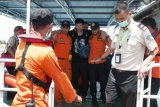 Anggota Basarnas bersama petugas Karantina Pelabuhan dan Imigrasi membantu ABK Kapal Tanker MT Bai Lu Zou, Li Yu Tian (tengah), turun dari Kapal Nasional Krisna saat tiba di Pelabuhan Ulee Lheue, Banda Aceh, Aceh, Senin (4/6/2018). Basarnas Aceh mengevakuasi ABK kapal tanker berbendera Hongkong itu karena menderita gangguan ginjal untuk selanjutnya dirawat di Rumah Sakit Zainal Abidin, Banda Aceh, sebelum melanjutkan pelayaran dari Hongkong menuju India. (ANTARA /Ampelsa)