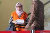  Tersangka selaku mantan Kepala BPKAD Kota Kendari, Fatmawati Faqih berjalan keluar ruangan seusai menjalani pemeriksaan di gedung KPK, Jakarta, Jumat (22/6/2018). Fatmawati Faqih diperiksa sebagai tersangka dalam kasus dugaan suap pengadaan barang dan jasa di Pemerintah Kota Kendari tahun anggaran 2017-2018. (ANTARA / Reno Esnir)