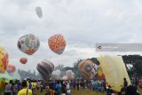 Peserta menerbangkan balon udara saat mengikuti Festival Balon Udara Ponorogo di Lapangan Jepun, Balong, Kabupaten Ponorogo, Jawa Timur, Kamis (21/6). Festival balon udara yang digelar Direktorat Jenderal Perhubungan Udara Kementerian Perhubungan diikuti sekitar 50 kelompok dari seluruh Kabupaten Ponorogo dimaksudkan untuk sosialisasi bermain balon yang aman dengan menggunakan tali sekaligus meminimalisir penerbangan balon udara secara liar selama perayaan Lebaran 2018. Antara Jatim/Foto/Siswowidodo/zk/18