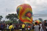 Peserta menerbangkan balon udara saat mengikuti Festival Balon Udara Ponorogo di Lapangan Jepun, Balong, Kabupaten Ponorogo, Jawa Timur, Kamis (21/6). Festival balon udara yang digelar Direktorat Jenderal Perhubungan Udara Kementerian Perhubungan diikuti sekitar 50 kelompok dari seluruh Kabupaten Ponorogo dimaksudkan untuk sosialisasi bermain balon yang aman dengan menggunakan tali sekaligus meminimalisir penerbangan balon udara secara liar selama perayaan Lebaran 2018. Antara Jatim/Foto/Siswowidodo/zk/18