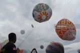 Peserta menerbangkan balon udara saat mengikuti Festival Balon Udara Ponorogo di Lapangan Jepun, Balong, Kabupaten Ponorogo, Jawa Timur, Kamis (21/6). Festival balon udara yang digelar Direktorat Jenderal Perhubungan Udara Kementerian Perhubungan diikuti sekitar 50 kelompok dari seluruh Kabupaten Ponorogo dimaksudkan untuk sosialisasi bermain balon yang aman dengan menggunakan tali sekaligus meminimalisir penerbangan balon udara secara liar selama perayaan Lebaran 2018. Antara Jatim/Foto/Siswowidodo/zk/18