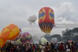 Peserta menerbangkan balon udara saat mengikuti Festival Balon Udara Ponorogo di Lapangan Jepun, Balong, Kabupaten Ponorogo, Jawa Timur, Kamis (21/6). Festival balon udara yang digelar Direktorat Jenderal Perhubungan Udara Kementerian Perhubungan diikuti sekitar 50 kelompok dari seluruh Kabupaten Ponorogo dimaksudkan untuk sosialisasi bermain balon yang aman dengan menggunakan tali sekaligus meminimalisir penerbangan balon udara secara liar selama perayaan Lebaran 2018. Antara Jatim/Foto/Siswowidodo/zk/18