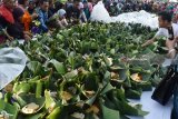 Sejumlah orang antre untuk mendapatkan nasi pecel gratis saat digelar Festival Pecel Pincuk di Kota Madiun, Jawa Timur, Jumat (22/6). Festival Pecel Pincuk yang digelar Pemkot Madiun dalam rangka memeriahkan Hari Jadi ke-100 menyajikan 16.825 pincuk nasi pecel tersebut oleh Museum Rekor-dunia Indonesia (MURI) dinyatakan sebagai terbanyak dan berhak mendapatkan sertifikat. Antara Jatim/Foto/Siswowidodo/zk/18