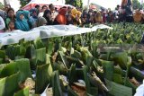 Sejumlah orang antre untuk mendapatkan nasi pecel gratis saat digelar Festival Pecel Pincuk di Kota Madiun, Jawa Timur, Jumat (22/6). Festival Pecel Pincuk yang digelar Pemkot Madiun dalam rangka memeriahkan Hari Jadi ke-100 menyajikan 16.825 pincuk nasi pecel tersebut oleh Museum Rekor-dunia Indonesia (MURI) dinyatakan sebagai terbanyak dan berhak mendapatkan sertifikat. Antara Jatim/Foto/Siswowidodo/zk/18