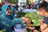 Petugas membagikan nasi pecel gratis kepada warga saat digelar Festival Pecel Pincuk di Kota Madiun, Jawa Timur, Jumat (22/6). Festival Pecel Pincuk yang digelar Pemkot Madiun dalam rangka memeriahkan Hari Jadi ke-100 menyajikan 16.825 pincuk nasi pecel tersebut oleh Museum Rekor-dunia Indonesia (MURI) dinyatakan sebagai terbanyak dan berhak mendapatkan sertifikat. Antara Jatim/Foto/Siswowidodo/zk/18