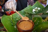 Peserta festival meracik nasi pecel saat digelar Festival Pecel Pincuk di Kota Madiun, Jawa Timur, Jumat (22/6). Festival Pecel Pincuk yang digelar Pemkot Madiun dalam rangka memeriahkan Hari Jadi ke-100 menyajikan 16.825 pincuk nasi pecel tersebut oleh Museum Rekor-dunia Indonesia (MURI) dinyatakan sebagai terbanyak dan berhak mendapatkan sertifikat. Antara Jatim/Foto/Siswowidodo/zk/18