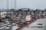 Antrean kendaraan di gerbang tol Cipali, Palimanan, Cirebon, Jawa Barat, Minggu (10/6). Data dari PT Lintas Marga Sedaya (LMS) pada H-5 Lebaran, jumlah kendaraan yang keluar dari gerbang tol Palimanan mencapai 44.408 mobil. ANTARA JABAR/Dedhez Anggara/agr/18.