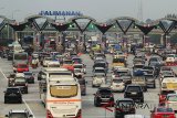 Antrean kendaraan di gerbang tol Cipali, Palimanan, Cirebon, Jawa Barat, Minggu (10/6). Data dari PT Lintas Marga Sedaya (LMS) pada H-5 Lebaran, jumlah kendaraan yang keluar dari gerbang tol Palimanan mencapai 44.408 mobil. ANTARA JABAR/Dedhez Anggara/agr/18.