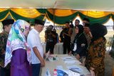 Pelaksana Tugas Gubernur Bengkulu, Rohidin Mersyah beserta istri menggunakan hak pilih dalam pemilihan wali kota dan wakil wali kota Bengkulu di tempat pemungutan suara (TPS) 14 Kelurahan Lingkar Barat, Kota Bengkulu.

