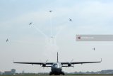 Pesawat Bonanza G-36 milik Skuadron 200 Wing Udara 1 Puspenerbal melakukan atraksi pesawat udara saat upacara HUT ke-62 Penerbangan TNI AL di Apron Base Ops Lanudal Juanda, Sidoarjo, Jawa Timur, Senin (25/6). HUT Penerbangan TNI AL ke-62 Tahun tersebut mengambil tema 