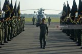 Kepala Staf Angkatan Laut Laksamana TNI Siwi Sukma Adji (tengah) saat upacara HUT ke-62 Penerbangan TNI AL di Apron Base Ops Lanudal Juanda, Sidoarjo, Jawa Timur, Senin (25/6). HUT Penerbangan TNI AL ke-62 Tahun tersebut mengambil tema 