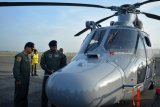 Kepala Staf Angkatan Laut Laksamana TNI Siwi Sukma Adji (kiri) mendengarkan penjelasan pilot Heli saat upacara HUT ke-62 Penerbangan TNI AL di Apron Base Ops Lanudal Juanda, Sidoarjo, Jawa Timur, Senin (25/6). HUT Penerbangan TNI AL ke-62 Tahun tersebut mengambil tema 