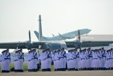 Sejumlah prajurit TNI AL berbaris di depan pesawat  saat upacara HUT ke-62 Penerbangan TNI AL di Apron Base Ops Lanudal Juanda, Sidoarjo, Jawa Timur, Senin (25/6). HUT Penerbangan TNI AL ke-62 Tahun tersebut mengambil tema 