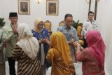  Gubernur DKI Jakarta Anies Baswedan (ketiga kanan) dan Wakil Gubernur Sandiaga Uno (kiri) bersalaman dengan pegawai Pemprov DKI dan warga Jakarta saat halal bihalal, di Balaikota, Jakarta, Kamis (21/6/2018). Warga dan PNS yang akan bersalaman dengan Gubernur dan Wagub DKI Jakarta antre di depan pintu masuk gedung Balai Kota DKI Jakarta sebelum dipersilakan masuk tepat pukul 08.00 WIB. (ANTARA FOTO/ Reno Esnir)