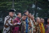 Penjabat Gubernur Jawa Barat M Iriawan (kiri) memimpin apel dan halal bihalal di Gedung Sate, Bandung, Jawa Barat, Kamis (21/6/2018). Dalam apel dan halal bihalal yang diikuti sekitar 1.400 Aparatur Sipil Negara (ASN) tersebut, M Iriawan sekaligus memberikan pengarahan terkait Pilkada serentak 2018 hingga persiapan Asian Games pada Agustus mendatang. (ANTARA FOTO/Raisan Al Farisi)