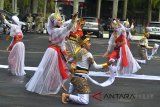 Anggota Sanggar Seni Rajah Pamolah asal Manonjaya, Tasikmalaya mementaskan Tari Meraih Bintang Menggapai Mentari, saat hari pertama kerja pegawai negeri sipil setelah libur Idul Fitri, di Kantor Setda Kabupaten Ciamis, Jawa Barat, Kamis (21/6). Pementasan seni tari tersebut juga untuk memperingati hari jadi ke-376 Kabupaten Ciamis. ANTARA JABAR/Adeng Bustomi/agr/18