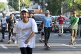 Sejumlah Skater melakukan konvoi dengan menggunakan papan skateboard di Jalanan Surabaya, Jawa Timur, Kamis (21/6). Sekitar 500 skater dari berbagai daerah di Jawa Timur melakukan serangkaian aksi dalam memeriahkan Hari Skateboard Sedunia 2018. Antara Jatim/M Risyal Hidayat/zk/18