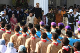 Presiden Joko Widodo (tengah) didampingi Wakil Presiden Jusuf Kalla (keempat kiri), Ketua Dewan Pengarah BPIP Megawati Soekarnoputri (ketiga kiri), Wakil Presiden ke-6 Tri Sutrisno (kedua kiri) dan Wakil Presiden ke-11 Boediono memimpin upacara Hari Lahir Pancasila di halaman Gedung Pancasila, Kementerian Luar Negeri, Jakarta, Jumat (1/6/2018). Pada momentum peringatan Hari Lahir Pancasila presiden menegaskan, Pancasila ditetapkan oleh para pendiri bangsa dari berbagai kelompok sebagai pemersatu perbedaan serta menjadi fondasi dibangunnya Indonesia yang bersatu, berdaulat, adil dan makmur. (ANTARA /Puspa Perwitasari)
