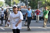 Sejumlah Skater melakukan konvoi dengan menggunakan papan skateboard di Jalanan Surabaya, Jawa Timur, Kamis (21/6/2018). Sekitar 500 skater dari berbagai daerah di Jawa Timur melakukan serangkaian aksi dalam memeriahkan Hari Skateboard Sedunia 2018. (ANTARA/M Risyal Hidayat) 