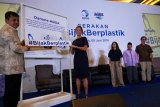 Presiden Direktur PT. Tirta Investama, (Danone-AQUA) Corine Tap bersama dengan Direktur Pengelolaan Sampah KLHK Novrizal Tahar meresmikan gerakan #BijakBerplastik