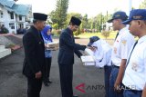 Sekdakab Tanah Laut H Syahrian Nurdin Menyerahkan Penghargaan Kepada Siswa  Peraih Nilai Tertinggi Ujian Nasional (UN) Tingkat SLTP se- Kabupaten Tanah Laut, Senin (4/6).Foto:Antaranews Kalsel/Arianto.