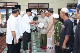 Pjs Bupati Tanah Laut Achmad Sofiani Menyerahkan Bantuan Dana Hibah Untuk Masjid dan Pesantren Kecamatan Jorong, Selasa (5/6).Foto:Antaranews Kalsel/Arianto.