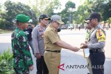 Pjs Bupati Tanah Laut Achmad Sofiani Menyerahkan Penghargaan Kepada Tiga  Pilar Kebangsaan Terbaik Tanah Laut,  Jumat (8/6).Foto:Antaranews Kalsel/Arianti.