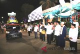 Pjs Bupati Tanah Laut Achmad Sofiani Melepas Peserta Pawai Takbiran Idul Fitri 1439 Hijriah, di depan Balairung Tuntung Pandang Pelaihari, Kamis (14/6) malam.Foto:Antaranews Kalsel/Arianto.