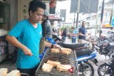 Menikmati roti bakar sambil minum kopi Sedap khas Pematangsiantar yang berada di jalan Sutomo.