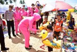 Anggota Bhayangkari Polres Tanah Laut Bersama Anggota Polres Tanah Laut Mengunjungi Tempat Wisata Pantai, Selasa (19/6).Foto:Antaranews Kalsel/Arianto.