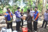 Sekdakab Tanah Laut H Syahrian Nurdin menyerahkan bantuan kepada keluarga Saleh, Warga Desa Tebing Siring, Kecamatan Bajuin, Korban Kebakaran, Kamis (21/6).Foto:Antaranews Kalsel/Arianto.