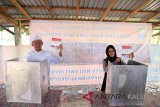 Calon Bupati Tanah Laut 2018-2023 Nomor Urut 1 H Sukamta Bersama Istri Hj Nurul Hikmah memberikan hak suaranya di TPS 13 Kelurahan Karang Taruna, Kecamatan Pelaihari, Rabu (27/7).Foto:Antaranews Kalsel/Arianto.