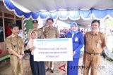 Bupati Tanah Laut H Bambang Alamsyah menyerahkan bantuan CSR Kepada Warga Kintap, Selasa (26/7).Foto:Antaranews Kalsel/Arianto.