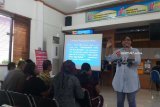 Penyidik Unit Perlindungan Anak dan Perempuan memberikan materi saat Sosialisasi di ruang tunggu pelayanan paspor Kantor Imigrasi Kelas II Blitar, Jawa Timur, Kamis (28/6). Kantor Imigrasi Kelas II Blitar bekerjasama dengan Polres Blitar untuk mengedukasi para pemohon paspor mengenai tindak pidana perdagangan orang (TPPO) dan Perlindungan anak. Antara Jatim/Irfan Anshori/zk/18