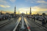 Pengunjung menikmati suasana masjid Islamic Center Syekh Abdul Manan, Indramayu, Jawa Barat, Jumat (22/6). Masjid Islamic Center yang baru diresmikan tersebut menjadi ikon wisata religi baru di Indramayu. ANTARA JABAR/Dedhez Anggara/agr/18.