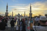 Pengunjung menikmati suasana masjid Islamic Center Syekh Abdul Manan, Indramayu, Jawa Barat, Jumat (22/6). Masjid Islamic Center yang baru diresmikan tersebut menjadi ikon wisata religi baru di Indramayu. ANTARA JABAR/Dedhez Anggara/agr/18.