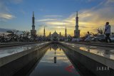 Pengunjung menikmati suasana masjid Islamic Center Syekh Abdul Manan, Indramayu, Jawa Barat, Jumat (22/6). Masjid Islamic Center yang baru diresmikan tersebut menjadi ikon wisata religi baru di Indramayu. ANTARA JABAR/Dedhez Anggara/agr/18.