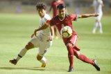 Pesepak bola Indonesia U-23 Muhammad Hargianto (kanan) berebut bola dengan pesepak bola Korsel U-23 Kim Hyeonug (kiri) dalam pertandingan ujicoba di Stadion Pakansari, Bogor, Sabtu (23/6/2018). (ANTARA FOTO/Akbar Nugroho Gumay) 