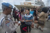 Polisi memeriksa identitas penumpang setibanya mereka di Pelabuhan Benoa, Denpasar, Rabu (20/6). Operasi penertiban penduduk yang melibatkan gabungan aparat itu untuk mencegah urbanisasi yang tidak terkontrol, gelandangan/pengangguran dan untuk mencegah kriminalitas di Pulau Dewata. Antaranews Bali/Nyoman Budhiana/18.