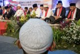 Tiga Pasangan Calon Gubernur-Wakil Gubernur Provinsi Jawa Barat nomor urut satu Ridwan Kamil (kedua kiri)-Uu Ruzhanul Ulum (kedua kiri), nomor urut dua TB Hasanuddin (ketiga kiri)-Anton Charliyan (ketiga kanan), dan nomor urut tiga Sudrajat (kedua kanan)-Ahmad Syaikhu (kanan) mengikuti acara halal bihalal dan istighosah untuk pilkada Jawa barat 2018 Damai dan Sukses di GOR Arcamanik, Bandung, Jawa Barat, Minggu (24/6). Acara tersebut sebagai bentuk doa bersama masyarakat agar Pilkada Jawa Barat 2018 pada Rabu (27/6) mendatang berjalan kondusif, aman, damai dan sukses. ANTARA JABAR/Novrian Arbi/agr/18