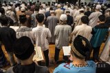 Ratusan jamaah melaksanakan solat malam saat beritikaf di Masjid Raya Habiburahman di Bandung, Jawa Barat, Rabu (6/6) dini hari. Selama sepuluh hari terakhir Ramadan umat muslim menetap atau bermalam dengan tenda di masjid tersebut untuk berjumpa dengan malam istimewa yakni Lailatul Qadar. ANTARA JABAR/M Agung Rajasa/agr/18.
