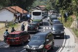 Antrian kendaraan pemudik di ruas jalan Limbangan, Kabupaten Garut, Jawa Barat, Minggu (10/6). Memasuki H-5 lebaran, ruas jalan tersebut mulai dipadati pemudik menuju Jabar, Jateng dan Jatim. ANTARA JABAR/M Agung Rajasa/agr/18.
